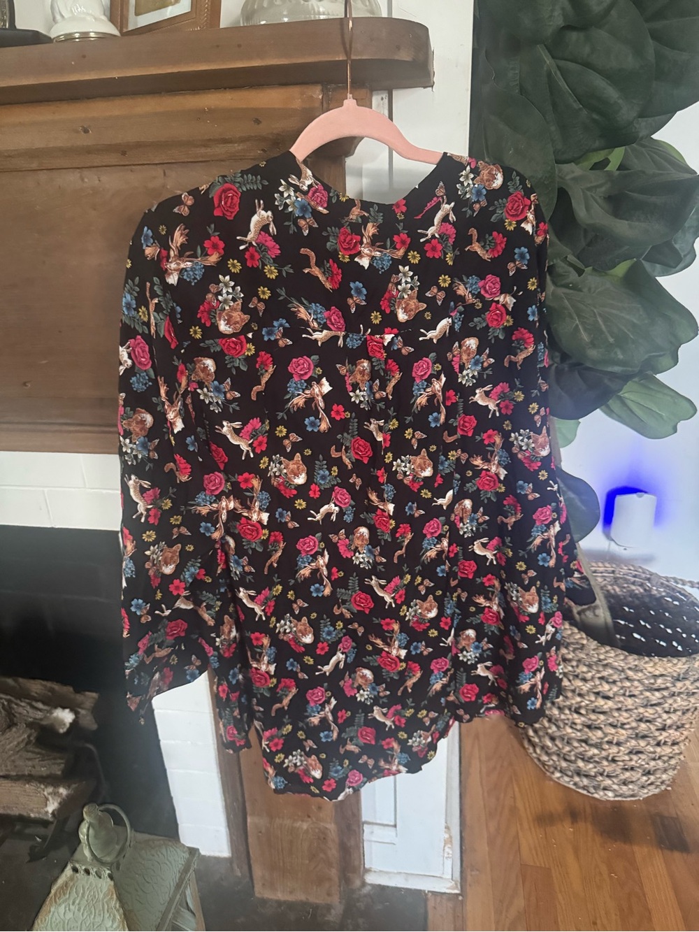 Philosophy animal rabbit fox women’s 3x Black Floral Split V-Neck Roll-Tab Top - Picture 7 of 9